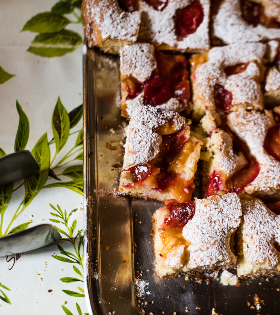 Platter of fruit crostata (dessert)